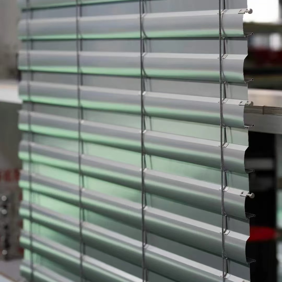 Aluminium slat edges and guide cords